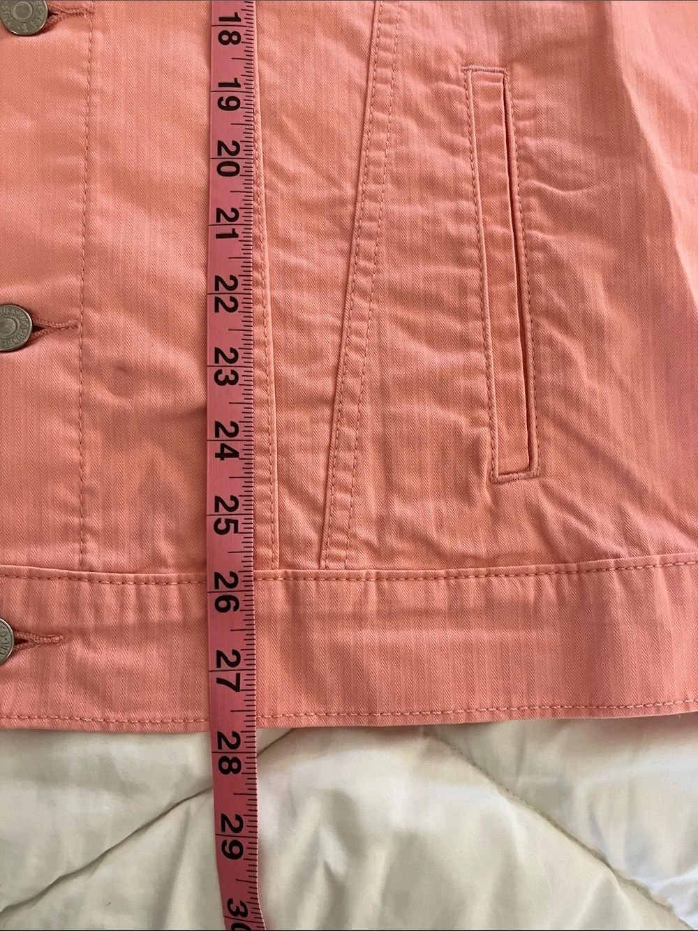 LEVI’S Vintage Fit Trucker Jacket in Coral Lightweight Denim Men’s Size M NWT - Picture 10 of 13